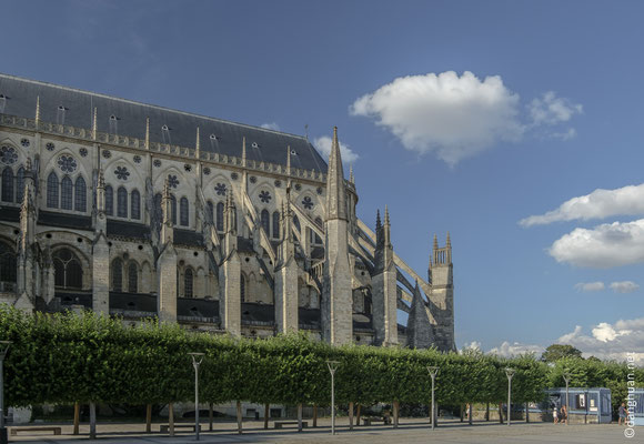 La cathédrale Saint-Etienne : construite  entre la fin du XIIe et la fin du XIIIe siècle sur l'ancienne cathédrale romane jugée trop petite