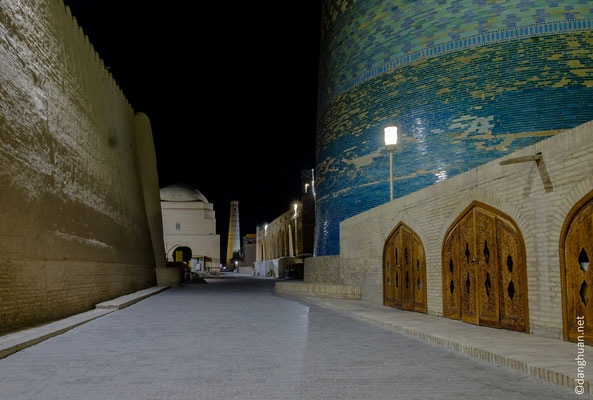 Vue depuis la porte d'Ouest avec le minaret  Kalta minor (1855) à droite et le minaret de la Mosquée Juma (XVIIIè siècle) au fonds