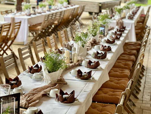 Dekorierte Festtafel auf dem Storchenhof Paretz