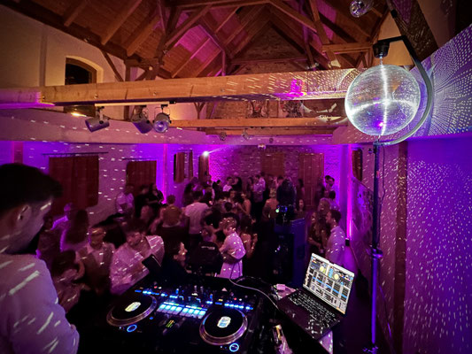 Disco mit Spiegelkugel auf dem Storchenhof Paretz