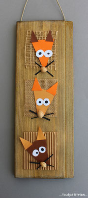 Cadre "3 petits renards" avec une chute de bois,  de la jute, du papier et des noyaux de cerises en guise de museaux.. www.toutpetitrien.ch - fleurysylvie