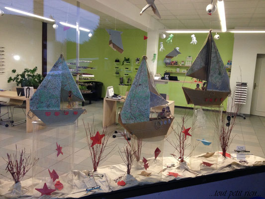 Déco vitrines été bateaux en origami papier recyclé