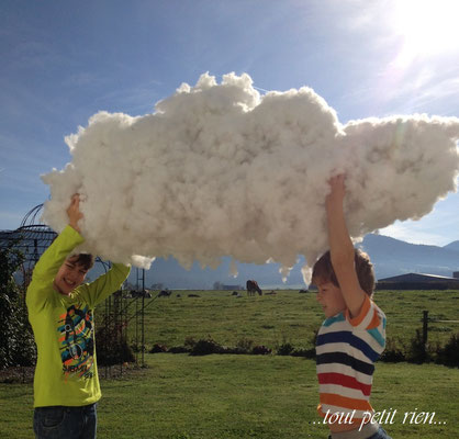 Nuage en papier mâché et ouate de rembourrage 