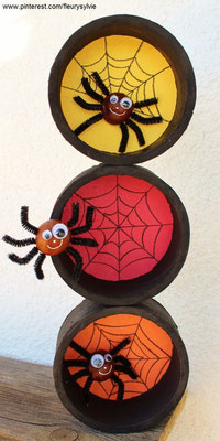 Bricolage Halloween : araignées avec des marrons + rouleaux de scotch usagés + feuilles de couleur. www.toutpetitrien.ch/bricos/ - fleurysylvie