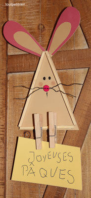 lapin papier cartonné, baguettes en bois et pincettes. www.toutpetitrien.ch/bricos/ - fleurysylvie