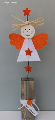 Bricolage enfants Noël. Un ange gardien en feutrine et papier cartonné. Le visage est découpé dans du sajex compressé avec un emporte-pièce.  www.toutpetitrien.ch/bricos/ - fleurysylvie