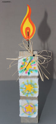 Bricolage Noël, Bougie en bois, papier cartonné + fil de fer pour la flamme et tissu coloré (feutres et jus de citron) www.toutpetitrien.ch - fleurysylvie