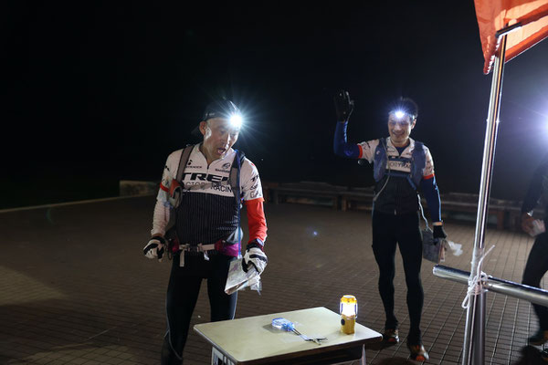 12時間の制限時刻は21時。暗闇の中、ヘッドライトを付けた選手たちが次々とフィニッシュしてくる。12時間ロゲイニングのみで見ることのできるフィニッシュシーンである。