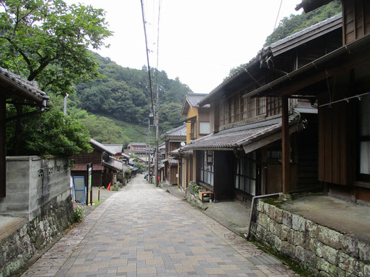 宇津ノ谷の街は近世宿場町のよう