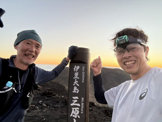 運営のフィナーレは、40年来の付き合いの鹿島田さんとのジョグ。日が暮れる中をスマホの灯りを頼りに下山する中国チームの若者にヘッドライトを貸して、最後は二人で灯りを分け合ってのフィニッシュ。