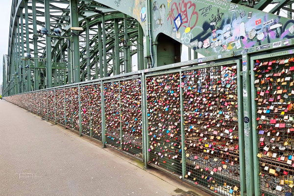 Auf der Hohenzollernbrücke abertausende Liebesschlösser, welche von verliebten Paaren entlang des Fußweges auf  der Eisenbahnbrücke aufgehängt wurden