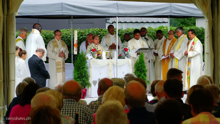 Priester am Altar beim Festgottesdienst bei der Kapelle im Riet bei Oberriet.