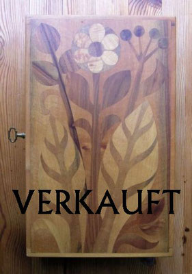 Kassette mit Blumenintarsie