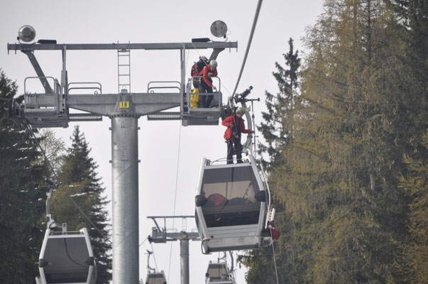 Bergeübungen gemeinsam mit der Bergrettung, dem Rettungsdienst Tirol und Mitarbeitern der Muttereralmbahn