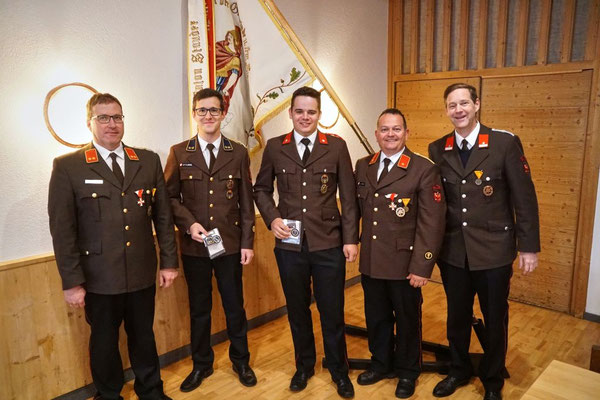 v.l.: KDT Martin Tanzer, Florian Zitt, Simon Fagschlunger, KDTSTV Joschi Fritz und BGM Hansjörg Peer