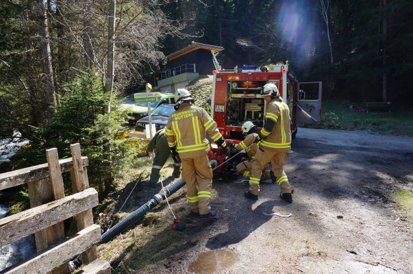 Dachstuhl- und Waldbrand, angesaugt im Bach