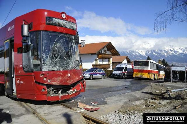 Verkehrsunfall zwischen Stubaitalbahn und Schibus