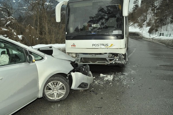 Verkehrsunfälle //  zum Beispiel PKW gegen Bus...