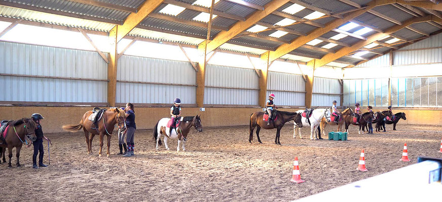 Manège pour cours d'équitation pour enfants à l'Ecurie les Rouillons