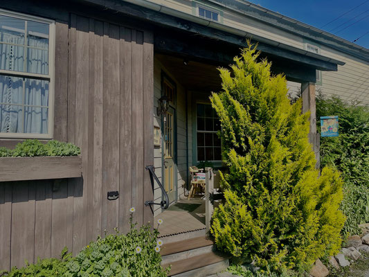 Guest Cottage and Loft entry way and porch area on Greenwood avenue 