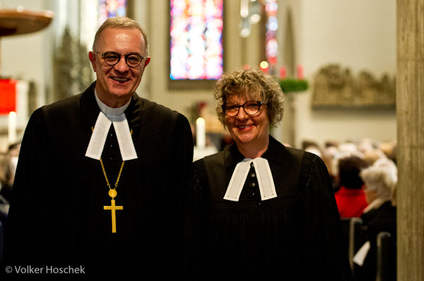 Landesbischoff Frank Otfried July und die Stuttgarter Prälatin Gabriele Arnold in der Stuttgarter Stiftskirche