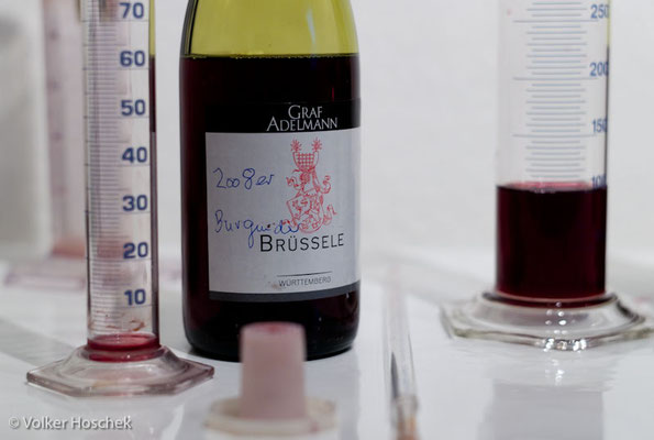 Weingut Graf Adelmann - Weinflasche und Meßzylinder im Degustationsraum