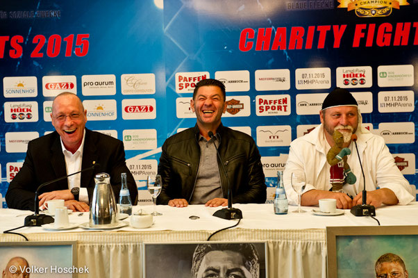 Uwe Hück, Luan Krasnigi, Francois Botha bei einer Pressekonferenz im Hotel Graf Zeppelin