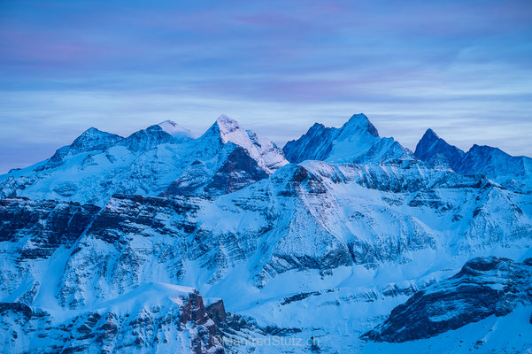 Die höchsten Berner Alpen vom Brienzer Rothorn aus fotografiert.