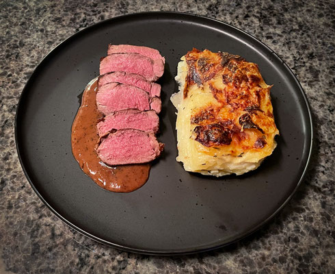 Rehrücken mit Kartoffelgratin