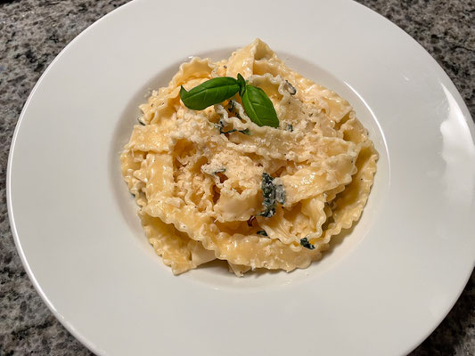 Zitonen Basilikum Nudeln mit Parmesan