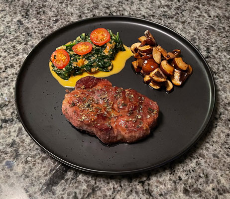 Schweinenacken mit Babyspinat in tomatisierter Sahnesoße und gebratenen Pilzen [Signature Dish]