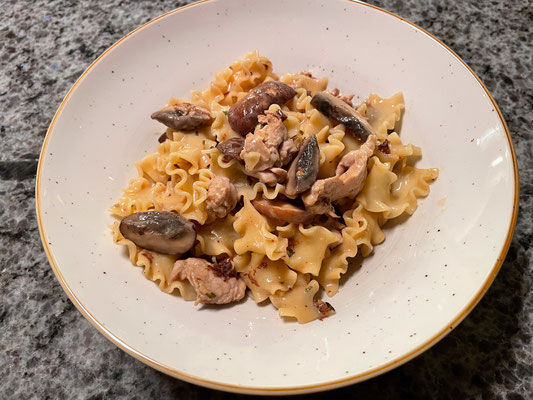 Schweinegeschnetzeltes in Sahnesoße mit Pilzen [Signature Dish]