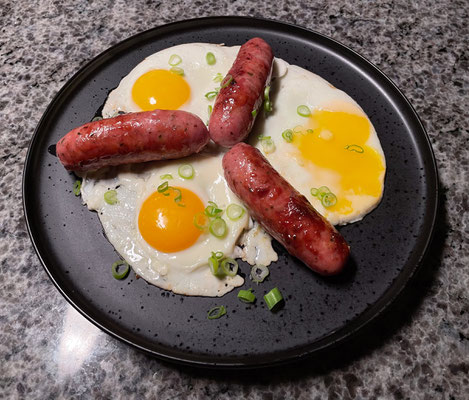 Katalanische Baratwurst mit Spiegelei (66%) und Ei (33%)