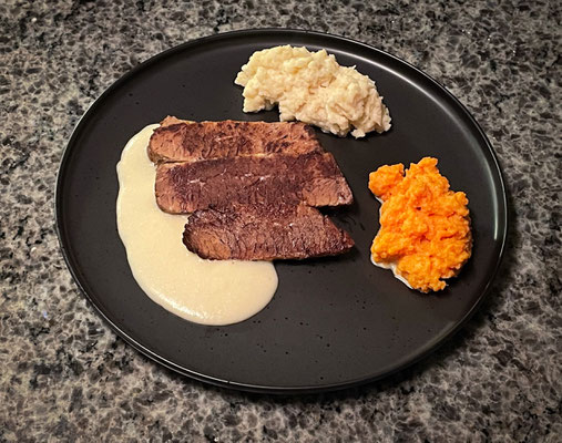 Angebratenes Tellerfleisch auf Meerrettichsoße mit Sellerie- und Kartoffelstampf