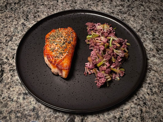 Schweine Ribeye mit pinkem Blumenkohl