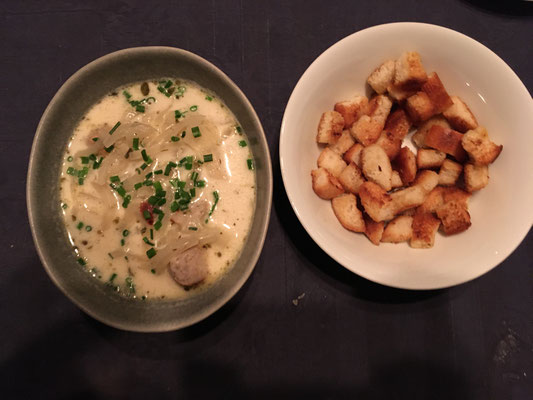 Bratwurst Zwiebel Suppe mit Croutons [Signature Dish]