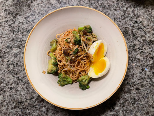 Asiatische Miso Nudeln mit Gemüse