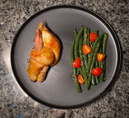 Brathähnchen vom Spieß [Signature Dish] mit Bohnen 