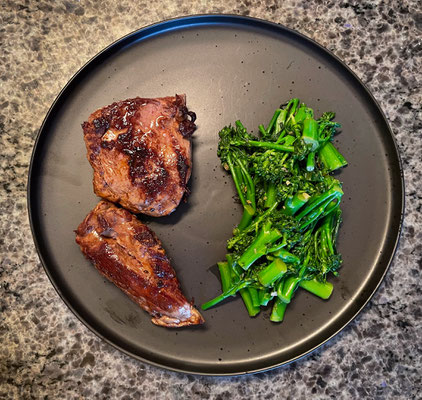 Rehrücken und Filet mit wildem Brokkoli