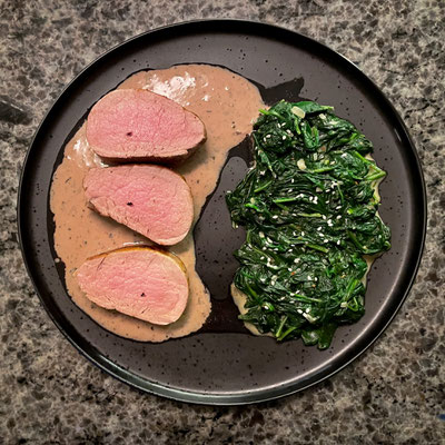 Zartrosa Schweinefilet mit Sahnesoße an Blattspinat
