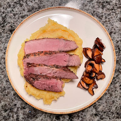 Rosa gebratenes Schweinekotelett mit Zitronen Rosmarin Sauce auf Kartoffelpüree mit Teryiaki Pilzen [Signature Dish]