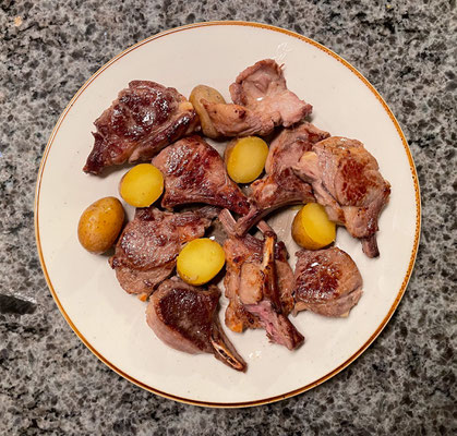 Lammkrone mit Zitrone und Kartoffeln
