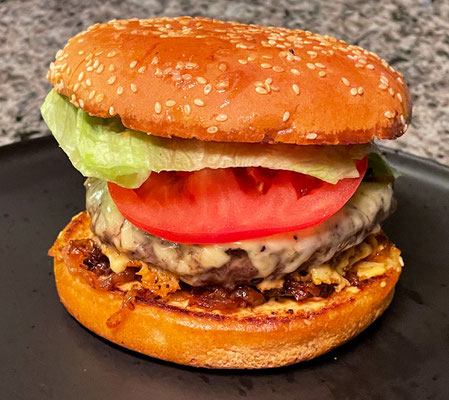 Cheeseburger mit karamellisierten Zwiebeln