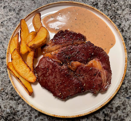 Steak mit Soße und Kartoffeln
