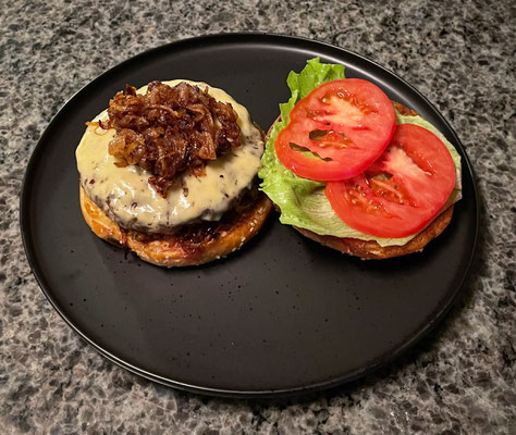 Cheeseburger mit karamellisierten Zwiebeln