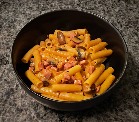 Schinkennudeln mit Parmesan und Gochujang