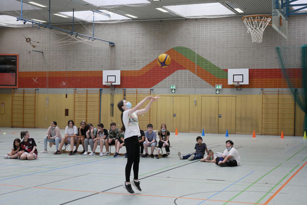 Mädls sind aktiv am Korb: Samira trifft!