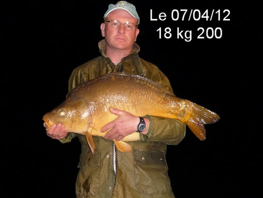 Un carpiste à la Grenouillère Frise camping pêche Somme