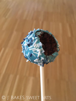 Schokoladen Cakepops mit Babyblauem Streusel Überzug