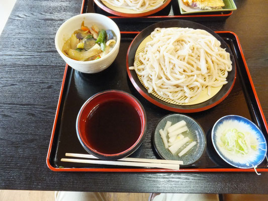 地元の特産の油味噌で味付けした野菜丼とうどんのセット